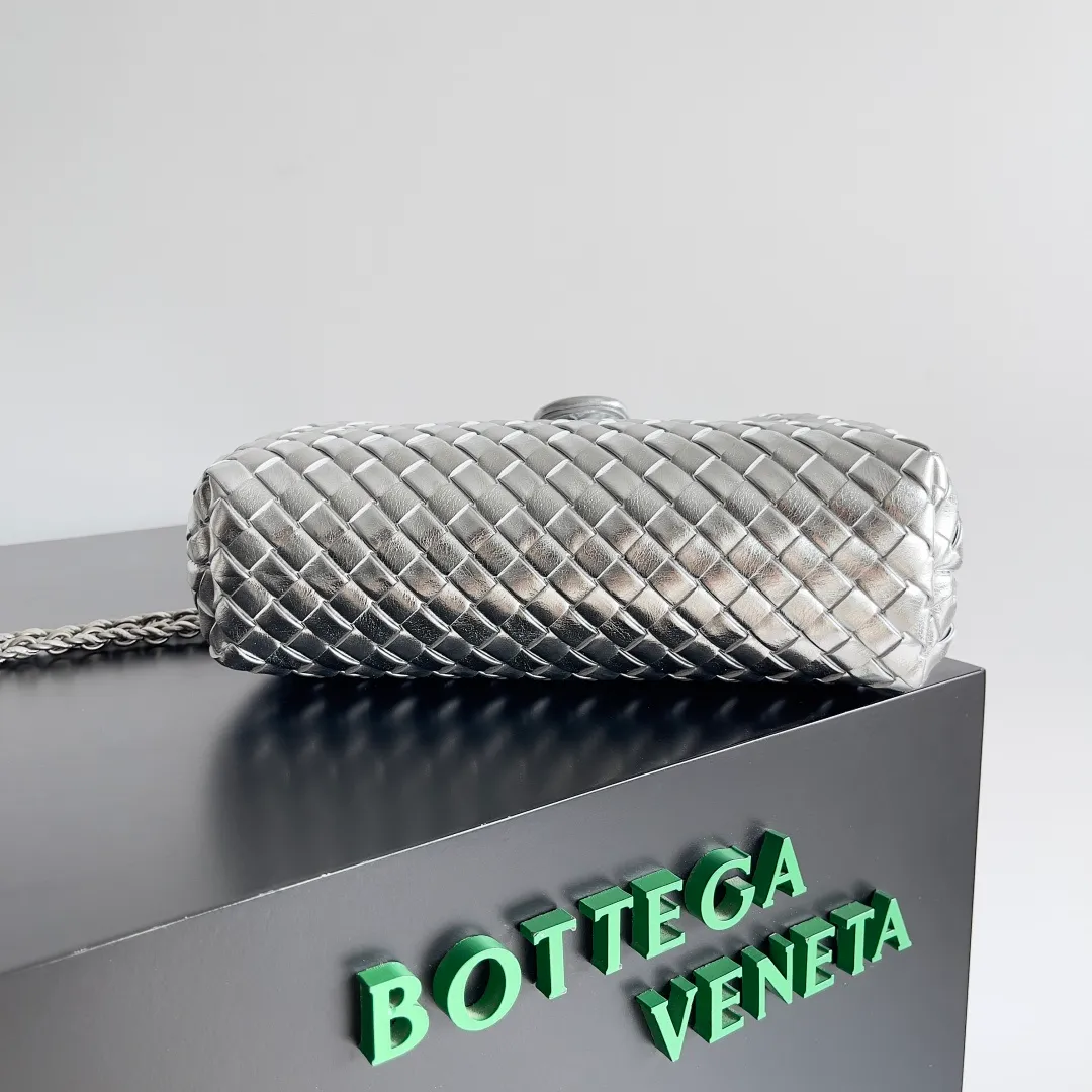 Batch 1880 BOTTEGA VENETA LAUREN 1980 small clutch bag is new! The small size that many people squat on is finally here. The self-adjustable zipper is a highlight of this bag. After being removed, it can be used as a handbag for important occasions. One bag unlocks two carrying methods at the same time. It is practical and has a unique sense of structure and beautiful lines. It is more elegant than a small cloud. It is a tribute to the classics and the pursuit of modernity. Style number: 804038 Size: 27*15*8cm